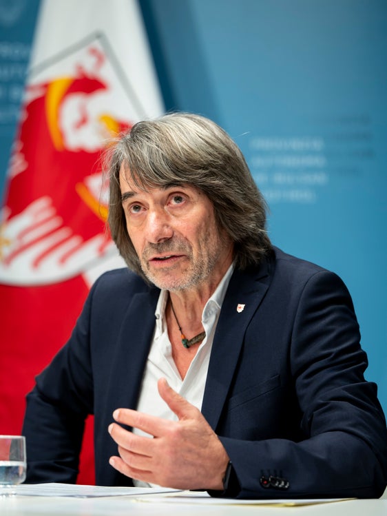 "Diese Zahlen zeigen, dass die Lebensqualität und die Gesundheitsversorgung im Land funktionieren. Gleichzeitig erinnern sie uns daran, wie wichtig es ist, Gesundheit möglichst lange zu erhalten. Prävention bleibt deshalb weiterhin ein zentraler Schwerpunkt unserer Gesundheitspolitik", sagt Gesundheitslandesrat Hubert Messner als Reaktion auf die ASTAT-Erhebung. (Foto: LPA/Fabio Brucculeri)