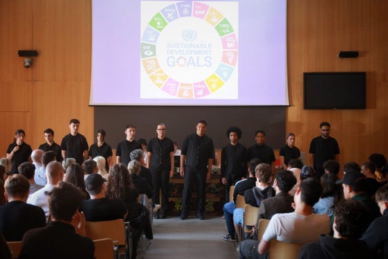 Unter dem Motto Nachhaltigkeit und Lebensstile präsentierten die Schülerinnen und Schüler der Landesberufsschule für Handwerk und Industrie Luigi Einaudi in Bozen verschiedene Projekte. (Foto: LPA/Landesberufsschule für Handwerk und Industrie Luigi Einaudi)
