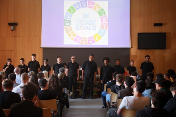 Unter dem Motto "Nachhaltigkeit und Lebensstile" präsentierten die Schülerinnen und Schüler der Landesberufsschule für Handwerk und Industrie "Luigi Einaudi" in Bozen verschiedene Projekte. (Foto: LPA/Landesberufsschule für Handwerk und Industrie "Luigi Einaudi")