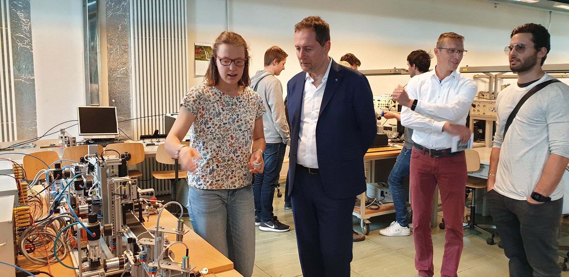 An der Fachoberschule Max Valier in Bozen wird das Schrägdach im Eingangsbereich saniert. Im Bild LR Bessone mit Ressortdirektor Davide Gemellaro (2.u.1.v.r.) bei einem Schulbesuch aus Zeiten vor der Pandemie. (Foto: LPA/Anna Pitarelli)