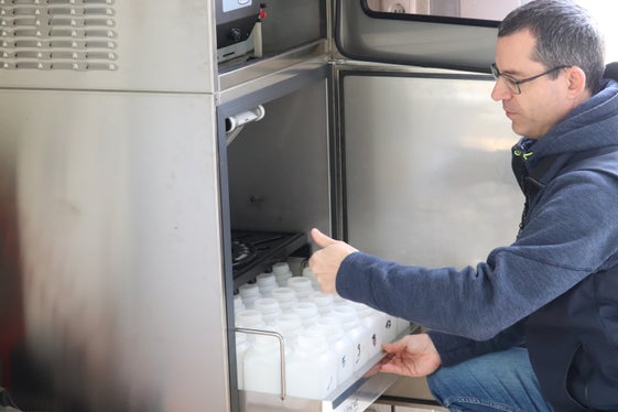 Hier werden Proben gezogen und aufgezeichnet und an das Landeslabor für Wasseranalyen und Chromatographie übermittelt. (Foto: LPA/Maja Clara)