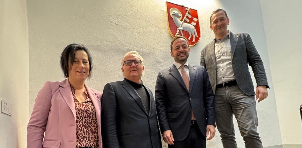 Una rete di collaborazione in ambito culturale ed economico tra la Provincia e il Comune di Bressanone. Nella foto (da sinistra) l'assessora comunale Bettina Kerer, il vicesindaco Ferdinando Stablum, il vicepresidente della Provincia Marco Galateo e il sindaco di Bressanone Andreas Jungmann (Foto: USP/Sylwana Altopiedi)