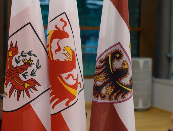 Der Vorsitz der Europaregion Tirol-Südtirol-Trentino wechselt im Herbst vom Trentino nach Südtirol: Die Schwerpunkte der Südtiroler Euregio-Präsidentschaft stehen im Mittelpunkt der Pressekonferenz am 30. Juni mit den Landeshauptleuten der drei Länder. (Foto: Euregio/Gianni Penasa)