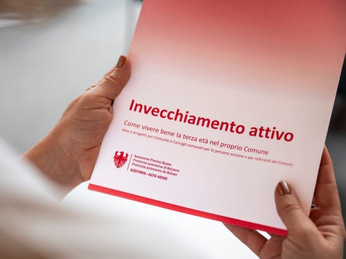 In un opuscolo informativo, l’Ufficio Anziani e i distretti sociali ha raccolto diverse informazioni sulle iniziative e sui referenti per le Consulte e i Consigli comunali per le persone anziane e per i referenti comunali. (Foto: USP/Fabio Brucculeri)