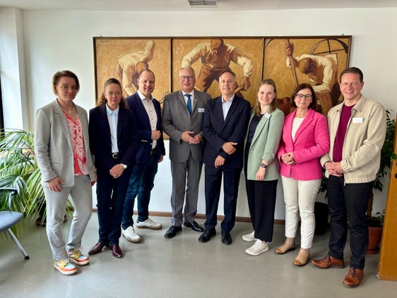 Der Direktor des Ressorts Landwirtschaft, Forstwirtschaft und Tourismus Ulrich Höllrigl (Fünfter von links) mit Mitgliedern des Unterausschusses Tourismus des Landtages von Niedersachsen, Vierter von links Axel Miesner, Mitglied und Schriftführer des Niedersächsischen Landtags. (Foto: LPA/Ressort Landwirtschaft, Forstwirtschaft und Tourismus)