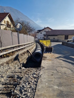 Grazie al diametro maggiore, le nuove tubazioni in cemento armato migliorano la capacità di deflusso del rio Matatsch a Corzes, frazione di Silandro. (Foto: USP/Ufficio Sistemazione bacini montani ovest dell’Agenzia per la Protezione civile)

