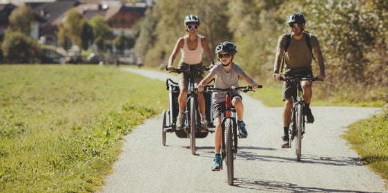 In mezzo alla natura, la pista ciclabile offre anche alle famiglie la possibilità di trascorrere il tempo libero in sella alla bicicletta. (Foto: Alex Moling)