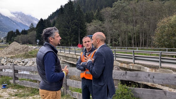 Durante una visita al cantiere, Daniel Alfreider (da sinistra), assessore alla mobilità, ha discusso con Michael Goller dell'impresa appaltatrice Goller Bögl e con il sindaco di Rasun-Anterselva, Thomas Schuster, dei prossimi lavori del nuovo ponte. (Foto: USP)