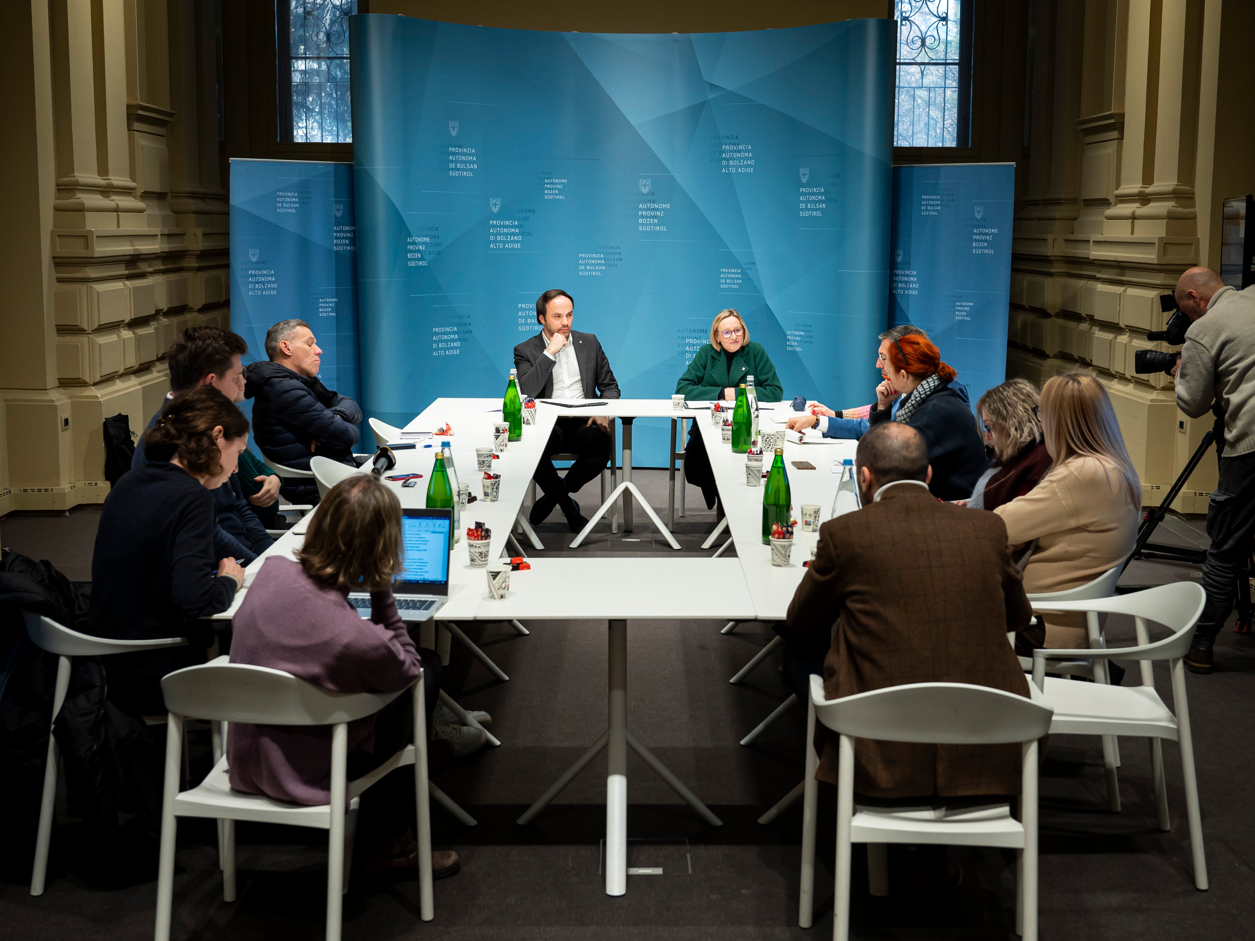 Beim Mediengespräch von Landesrat Achammer und Landesrätin Amhof stand ein Ausblick auf anstehende Schwerpunkte und die ressortübergreifende Zusammenarbeit im Fokus. (Foto: LPA/Fabio Brucculeri)