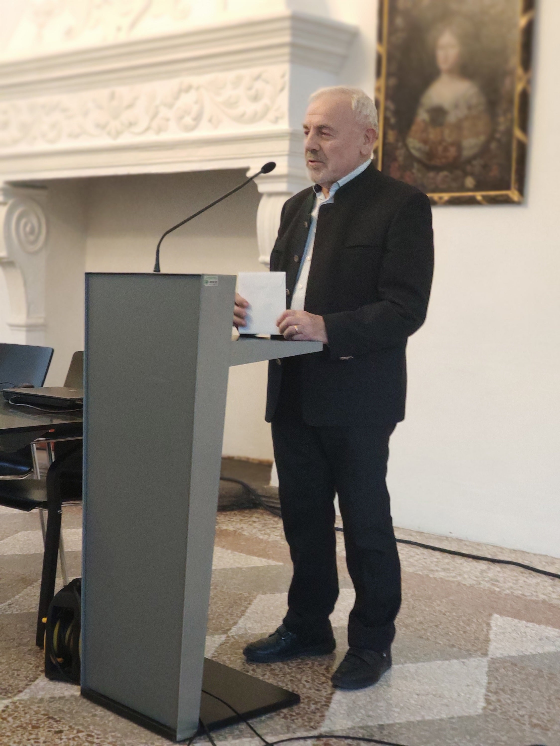 Josef Nössing, der Gründungsdirektor des Südtiroler Landesarchivs, ist am 13. Oktober verstorben. Bis zu seiner Erkrankung war er auch nach seiner Pensionierung 2007 oft Gast im Landesarchiv. (Archivbild vom 1.2.2023; Foto: Südtiroler Landesarchiv/Alessandro Campaner) 