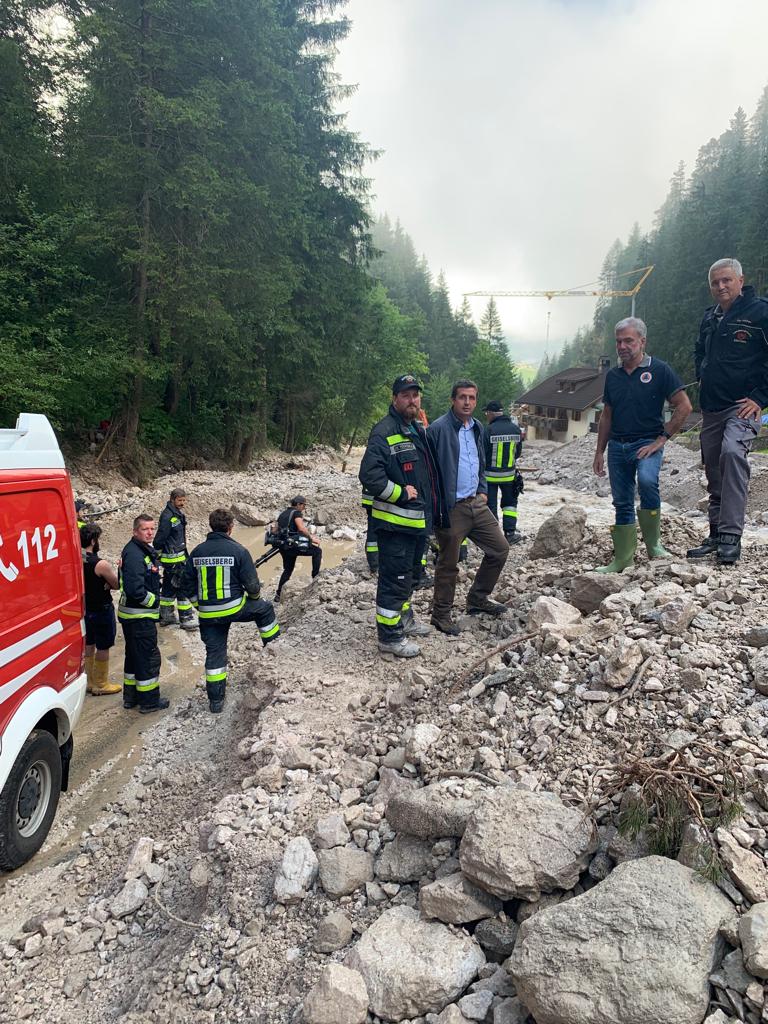 Sopralluogo lungo il torrente Furcia, nel Comune di Valdaora, con i vigili del fuoco volontari di Sorafurcia: da destra il presidente dell'Unione provinciale dei corpi dei vigili del fuoco volontari dell'Alto Adige Wolfram Gapp, l'assessore provinciale alla Protezione civile Arnold Schuler e il sindaco Georg Reden (Foto: ASP/Agenzia per la Protezione civile)