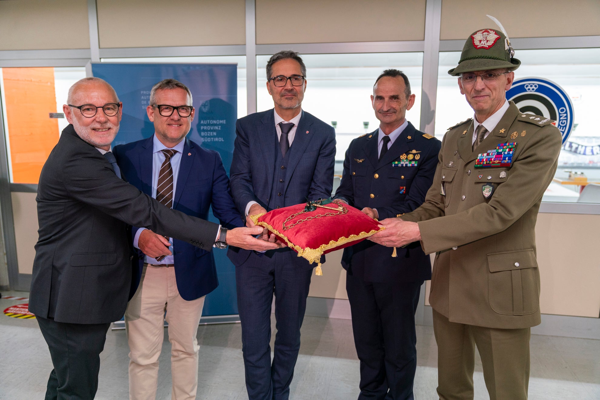 La consegna simbolica della chiave del poligono. Da sinistra: il presidente della Sezione Tiro a segno di Bolzano Marco Berton, l’assessore provinciale alle Opere pubbliche, Valorizzazione del patrimonio, Libro fondiario e Catasto, Christian Bianchi, il presidente della Provincia autonoma di Bolzano, Arno Kompatscher, il direttore generale di Geniodife, generale ispettore&nbsp;Mario Sciandra, e il comandante delle Truppe Alpine, generale di Divisione&nbsp;Michele Risi. (Foto USP/Daniel von Johnston)