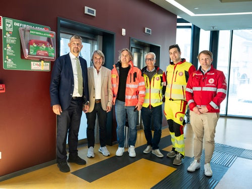 Wiederbelebung geht alle an: Mobilitätslandesrat Daniel Alfreider, Gesundheitslandesrat Hubert Messner, der Primar der Notfall-, Anästhesie und Intensivmedizin Marc Kaufmann, der Direktor des Weißen Kreuzes Ivo Bonamico, der Präsident des Weißen Kreuzes Alexander Schmid und der Landespräsident des Roten Kreuzes Manuel Pallua setzen in der Station der Rittner Seilbahn gemeinsam ein Zeichen für rasches Handeln im Ernstfall. (Foto: LPA/Fabio Brucculeri)
