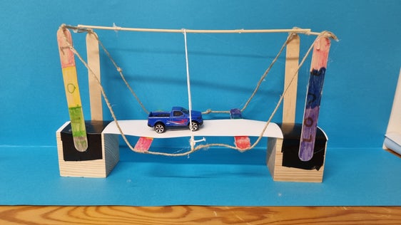 Für ihre "flotten Brücken" verwendeten die Schülerinnen und Schüler besondere Materialboxen – daraus entwickelten sie unterschiedliche  Konstruktionen in verschiedenen Formen und Farben. (Foto: LPA/Bildungsdirektion)
