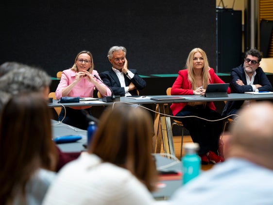 Personallandesrätin Magdalena Amhof (von links) mit den Vertretern der Landesagentur für die Gewerkschaftsbeziehungen Hermann Troger, Brunhild Pircher und Domenico Laratta bei der Besprechung zur Absichtserklärung mit den Gewerkschaftsvertretungen. (Foto: LPA/Fabio Brucculeri)