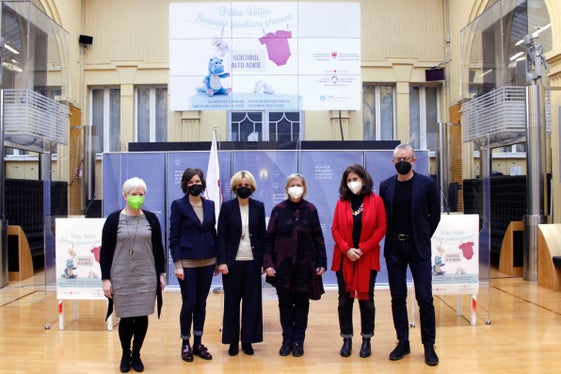 Hanno partecipato alla realizzazione del progetto: (da sinistra) Verena Fink, Petra Frei, assessora Waltraud Deeg, Gundula Gröber, Christa Ladurner, Hans Mitterhofer (Foto: ASP/Greta Stuefer)