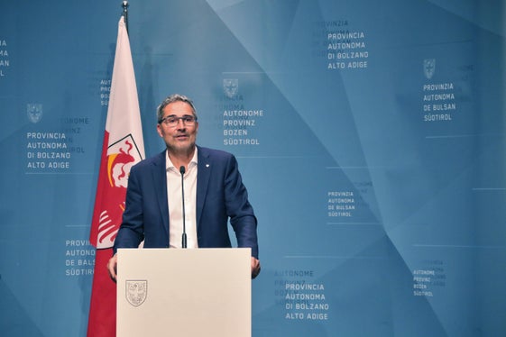 Il presidente Kompatscher nel corso della conferenza stampa odierna (Foto: ASP/Alina Oberkalmsteiner)
