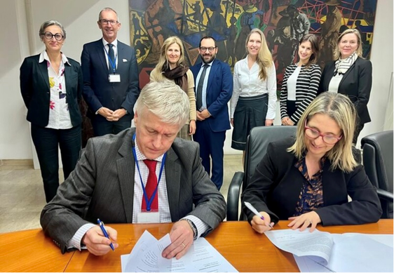 La commissione mista di esperti Italia-Austria tenutasi al Ministero dell’Università e della Ricerca a Roma. Nella foto, dietro, Rolanda Tschugguel (direttrice della Ripartizione Diritto allo studio), Andreas Altmann (MCI Innsbruck), Cristina Pellini (esperta per il settore dei riconoscimenti), Luca Lantero (CIMEA), Ingrid Wadsack-Köchl e Hannah Pesek (Ministero federale della scienza, della ricerca e dell'economia) e Andrea Maddaluno (Università di Innsbruck); davanti: Karl Prummer (direttore del Dipartimento per l’Alto Adige e il Sud Europa del Ministero degli Affari esteri austriaco) e Lavinia Monti (funzionaria del Ministero degli Affari Esteri e della cooperazione internazionale italiano). (Foto: USP/CIMEA)
