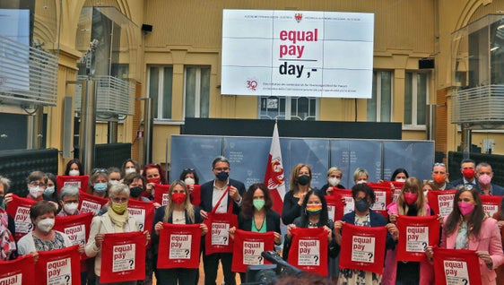 Unter dem Motto "Equal Pay - was sonst?" sensibilisieren engagierte Frauen auf 37 Infoständen in ganz Südtirol am 22. April für bestehende Lohnlücken und geschlechterbedingte Ungleichheiten. (Foto: LPA/Greta Stuefer)