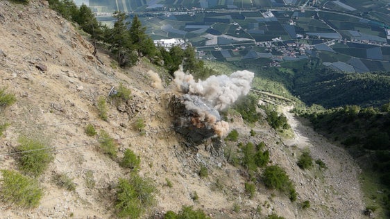 Si sono concluse con successo nel pomeriggio di oggi (27 agosto) le operazioni di disgaggio del torrione di roccia denominato “Kastnknott” sul versante prospiciente l’abitato di Colsano. (Foto: ASP/G.News)