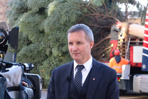 Forstwirtschaftslandesrat Luis Walcher: Der Christbaum aus dem Landesforstgarten Aicha ist ein gutes Beispiel dafür, wie nachhaltige Forstwirtschaft in Südtirol funktioniert. (Foto: LPA/Maja Clara)