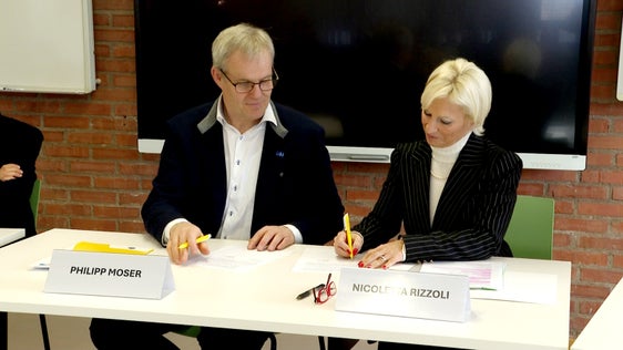 HDS-Präsident Philipp Moser und die Direktorin der Berufsfachschule "Einaudi" Nicoletta Rizzoli unterzeichnen die Kooperationsvereinbarung zwischen den beiden Partnern. Darin geht es um Projekte, die den Arbeitseinstieg junger Menschen gezielt unterstützen sollen. (Foto: LPA)
