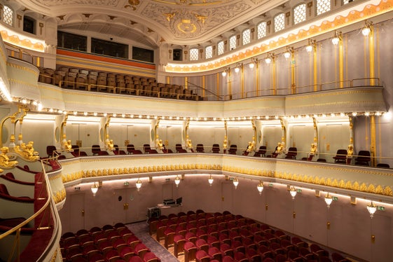 Die Landesregierung hat auf Vorschlag von Landesrat Philipp Achammer einer außerordentlichen Zuweisung an das Stadttheater Meran zugestimmt. Die Geldmittel fließen vor allem in den Bereich Brandschutz. (Foto: Meraner Stadttheater- und Kurhausverein/Damian Pertoll)
