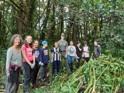Sensibilizzare i giovani alla conservazione della natura: questo era l'obiettivo della giornata d'azione al biotopo English Moss di Naturno. (Foto: Ufficio Natura/Annamaria Gapp)
