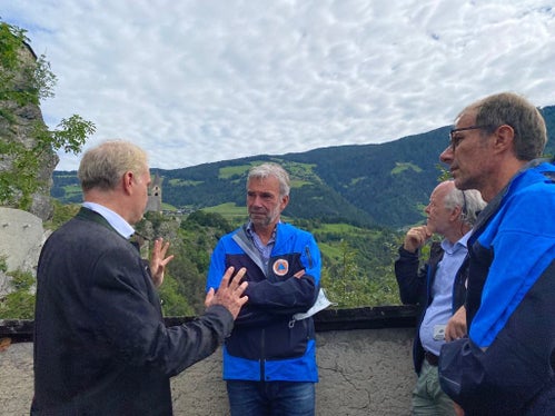 Burgfelsen gesichert: (v.l.) Burgherr Oswald Wolkenstein, Landesrat Schuler, Direktor Funktionsbereich Wildbachverbauung De Polo, Agenturdirektor Unterweger (Foto: LPA/Noemi Prinoth)