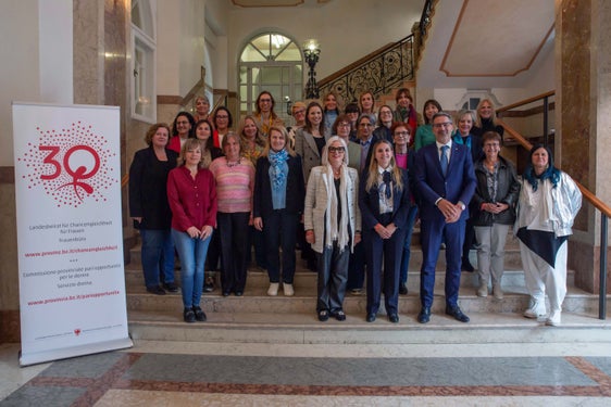 Le componenti (e le sostitute) della Commissione per le pari opportunità per le donne si sono riunite oggi per la prima volta. (Foto: ASP/Greta Stuefer)