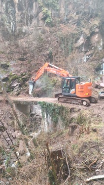 I lavori di costruzione del nuovo ponte sono iniziati quindici giorni fa e si prevede che richiederanno fino a due mesi per essere completati. (Foto: USP/Ufficio provinciale Sistemazione bacini montani Sud dell'Agenzia per la Protezione civile)