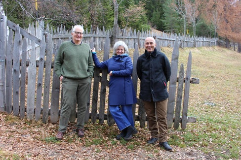 Die Landesregierung hat die drei Mitglieder des Landesbeirats für Baukultur und Landschaft für weitere drei Jahre 2023-2025 ernannt: (v.l.) Sebastiano Brandolini, Lilli Lička und Conradin Clavuot. (Foto: LPA/Martina Pecher)