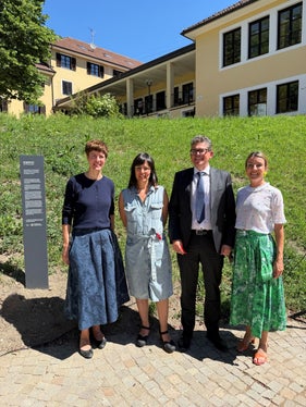 100 Jahre Fachschule für Landwirtschaft, Hauswirtschaft und Ernährung Dietenheim (von links): die Direktorin der Fachschule Dietenheim Gertraud Aschbacher, Künstlerin Claudia Barcheri, Georg Oberhollenzer von der Raika Bruneck, Lisa Trockner vom Künstlerbund (Foto: LPA/Fachschule für Landwirtschaft, Hauswirtschaft und Ernährung Dietenheim)