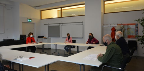 LRin Hochgruber Kuenzer (l.) bei der Sitzung mit dem Landesbeirat für Baukultur: Thema Landschaft und Raumentwicklung frühzeitig thematisieren. (Foto: LPA/Martina Pecher)