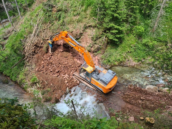 Das Landesamt für Wildbach- und Lawinenverbauung Ost hat mit den Vorbereitungsarbeiten für den Bau einer 28 Meter breiten und 8 Meter hohen Rückhaltesperre im Sextnerbach angefangen. (Foto: LPA/Landesamt für Wildbach- und Lawinenverbauung Ost)