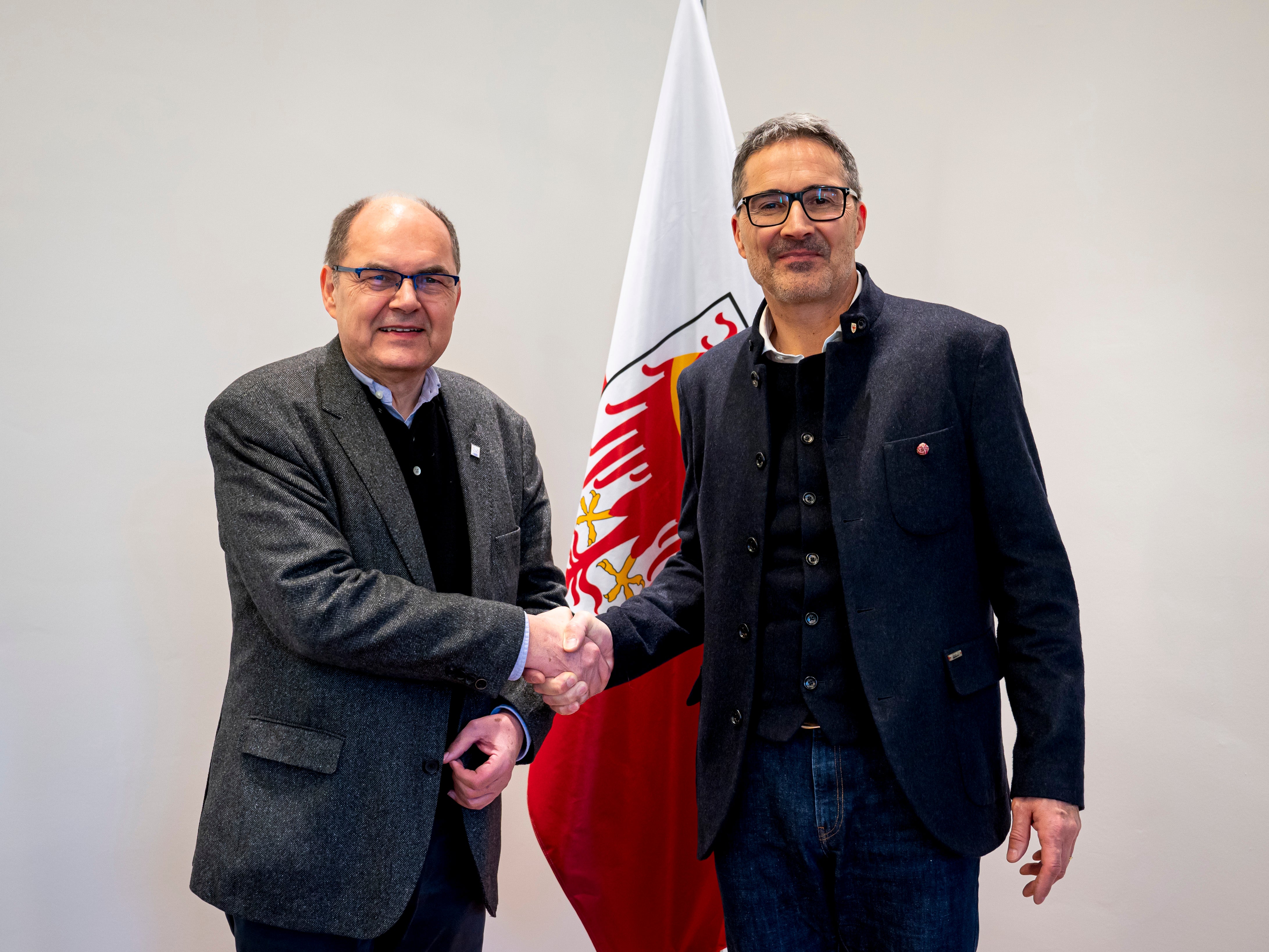 Der Hohe Repräsentant der internationalen Gemeinschaft für Bosnien und Herzegowina, Christian Schmidt (links), traf sich mit Landeshauptmann Arno Kompatscher in Bozen zu einem Gespräch. (Foto: LPA/Fabio Brucculeri)