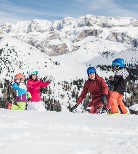 Dall'8 dicembre le famiglie in possesso dell'EuregioFamilyPass Alto Adige possono usufruire di sconti sul noleggio di attrezzature per gli sport invernali e sulle partite di hockey su ghiaccio dei Rittner Buam SkyAlps e dei Pirati di Appiano. (Foto: Agenzia per la Famiglia/Hannes Wisthaler)