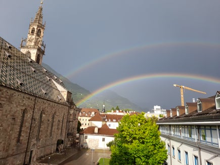 Il Duomo Maria Assunta è una delle attrazioni di Bolzano che gli accompagnatori turistici raccontano durante i loro itinerari; il caratteristico campanile fu progettato tra il 1501 e il 1519 dall’architetto e scultore svevo Lutz von Schussenried. (Foto: USP/Maja Clara)
