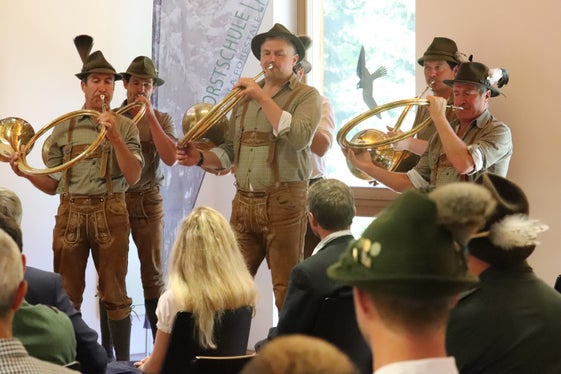Die Jagdhornbläsergruppe Weißkugel Matsch gestaltete die Abschlussfeier in der Forstschule Latemar musikalisch. (Foto: LPA/Maja Clara)