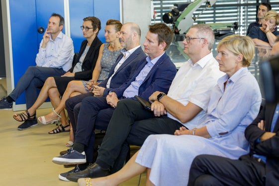 Alla conferenza stampa di fine legislatura dell'assessore provinciale Achammer erano presenti (da sinistra) i direttori di Ripartizione Stefan Luther (Lavoro) e Rolanda Tschugguel (Diritto allo studio), la direttrice della Direzione Istruzione e Formazione, Sigrun Falkensteiner, i direttori di Ripartizione Volker Klotz (Cultura), Stephan Tschigg (Amministrazione istruzione e formazione) e Peter Prieth (Direzione provinciale Formazione professionale in lingua tedesca), nonché la direttrice di Ripartizione, Manuela Defant (Foto: ASP/Tiberio Sorvillo)