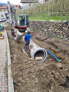 Tiefbauer und Tiefbauerinnen vermessen Bauteile, richten Baustellen ein, heben Baugruben aus und errichten Böschungen und Stützbauwerke: Die Landesregierung hat der neuen Bildungsordnung für den Lehrberuf Tiefbauer/Tiefbauerin zugestimmt. (Archivbild: LPA/Landesamt für Wildbachverbauung West)