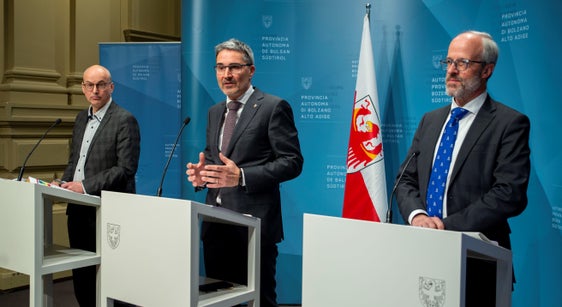 Landeshauptmann und Gesundheitslandesrat Arno Kompatscher bei der heutigen Pressekonferenz mit Ressortdirektor Günther Burger (r.) und dem Generaldirektor des Südtiroler Sanitätsbetriebes, Florian Zerzer (Foto: LPA/Fabio Brucculeri)