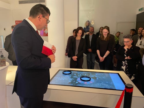 Eröffnung der interaktiven und mehrsprachigen Ausstellung&nbsp;im Euregio-Infopoint in Innsbruck: Besuchende können dort in die Welt des Bergbaus im Wandel der Zeit eintauchen. (Foto: Euregio/GNews)