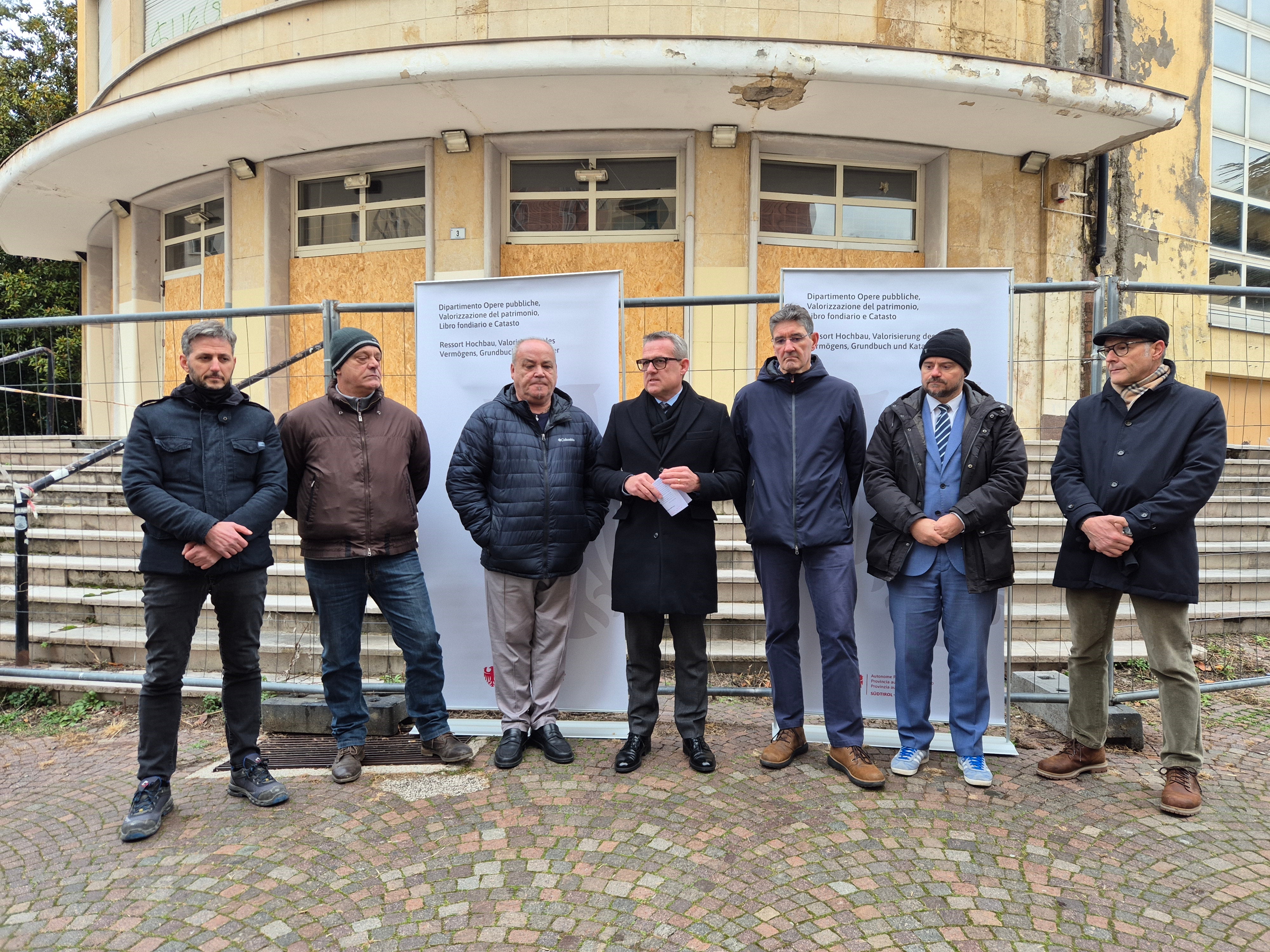 Con la consegna delle chiavi all'impresa CMB, l'assessore alle Opere pubbliche Christian Bianchi (nella foto quarto da sinistra con a destra il direttore di Ripartizione Marco Springhetti e il direttore di Dipartimento Daniel Bedin)
ha ufficializzato l'avvio dei lavori per la realizzazione del Polo bibliotecario nel complesso dell'ex liceo Pascoli di Bolzano. Un momento che segna l'inizio della Fase Uno, della durata di 90 giorni. La conclusione dei lavori è prevista per il 2028. (Foto: USP/Ripartizione Edilizia e Servizio tecnico)