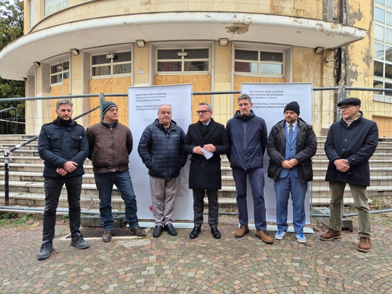 Con la consegna delle chiavi all'impresa CMB, l'assessore alle Opere pubbliche Christian Bianchi (nella foto quarto da sinistra con a destra il direttore di Ripartizione Marco Springhetti e il direttore di Dipartimento Daniel Bedin)
ha ufficializzato l'avvio dei lavori per la realizzazione del Polo bibliotecario nel complesso dell'ex liceo Pascoli di Bolzano. Un momento che segna l'inizio della Fase Uno, della durata di 90 giorni. La conclusione dei lavori è prevista per il 2028. (Foto: USP/Ripartizione Edilizia e Servizio tecnico)