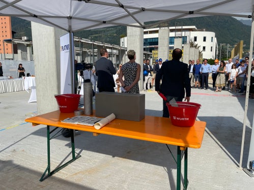 Die heutige Grundsteinlegung mit Hochbaulandesrat Massimo Bessone und dem italienischen Schullandesrat Giuliano Vettorato (Foto: LPA/Gnews)