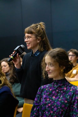 I partecipanti hanno approfittato dell'incontro di rete per contribuire attivamente alla tavola rotonda. (Foto: Ufficio per il diritto alla studio universitario/Marieke Volgger)