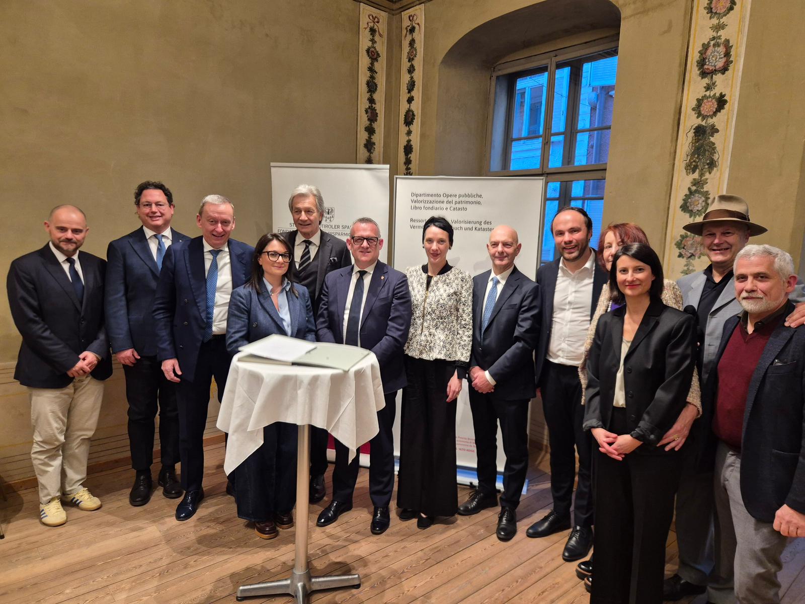 Feier zur Übernahme des Hallerhauses in Meran durch das Land (v.l.): Ressortdirektor Daniel Bedin, Sparim-Direktor SpA Ferruccio Ravelli, Carlo Costa (Vizepräsident der Südtiroler Sparkasse), Gemeindereferentin Antonella Costanzo, Gerhard Brandstätter (Präsident der Südtiroler Sparkasse und der Sparim), Landesrat Christian Bianchi, Bürgermeisterin Katharina Zeller, Vizebürgermeister Nerio Zaccaria, Landesrat Philipp Achammer, Herta Torggler (Vorstandsmitglied Kunst Meran), Kunst Meran-Direktorin Martina Oberprantacher, Kunst Meran-Präsident Georg Klotzner und Marcello Fera (Vizepräsident Kunst Meran). (Foto: LPA/Gianluca Crocco) 