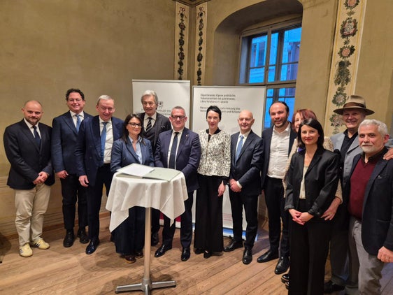 Feier zur Übernahme des Hallerhauses in Meran durch das Land (v.l.): Ressortdirektor Daniel Bedin, Sparim-Direktor SpA Ferruccio Ravelli, Carlo Costa (Vizepräsident der Südtiroler Sparkasse), Gemeindereferentin Antonella Costanzo, Gerhard Brandstätter (Präsident der Südtiroler Sparkasse und der Sparim), Landesrat Christian Bianchi, Bürgermeisterin Katharina Zeller, Vizebürgermeister Nerio Zaccaria, Landesrat Philipp Achammer, Herta Torggler (Vorstandsmitglied Kunst Meran), Kunst Meran-Direktorin Martina Oberprantacher, Kunst Meran-Präsident Georg Klotzner und Marcello Fera (Vizepräsident Kunst Meran). (Foto: LPA/Gianluca Crocco) 