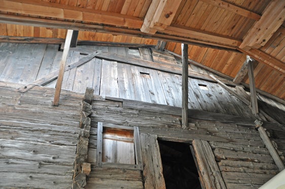 Il piano terra e il piano superiore dell'edificio, che ha quasi 700 anni, sono costruiti a blocchi: Il gruppo di legname più antico è stato datato al 1357/1358 (Foto: Ufficio Monumenti della Provincia) 